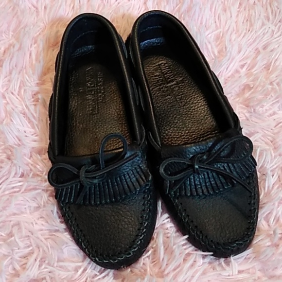 Minnetonka Shoes - Black leather Minnetonka moccasins size 8